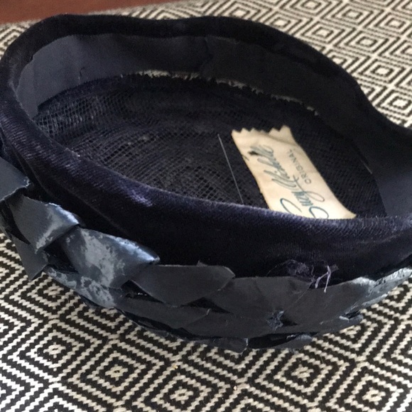 Vintage shiny black pillbox hat - Picture 6 of 12